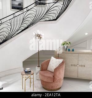 Schöner gemütlicher Ort zum Teetrinken Hören Sie die Treppe in der schicken Villa. Moderne Inneneinrichtung, testbarer und weicher Sessel. Ort der Entspannung. Stockfoto