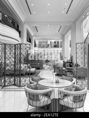 Erstaunliche Innenarchitektur von Duplex-Restaurant Teehaus oder eleganten Möbelgeschäft. Schöner runder Tisch vorne mit schöner rosa Dekoration. Stockfoto