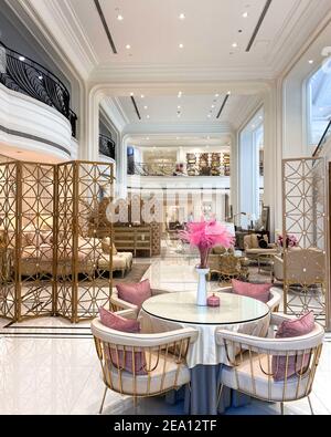 Erstaunliche Innenarchitektur von Duplex-Restaurant Teehaus oder eleganten Möbelgeschäft. Schöner runder Tisch vorne mit schöner rosa Dekoration. Stockfoto