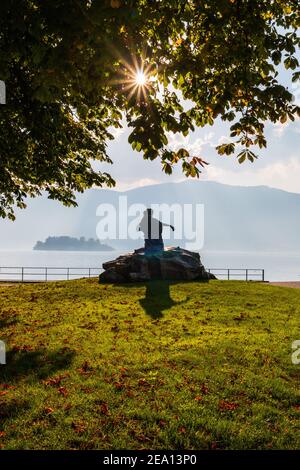 Herbstuntergang am Seeufer von Pallanza - Verbania, Lago Maggiore, Piemont, Italien Stockfoto