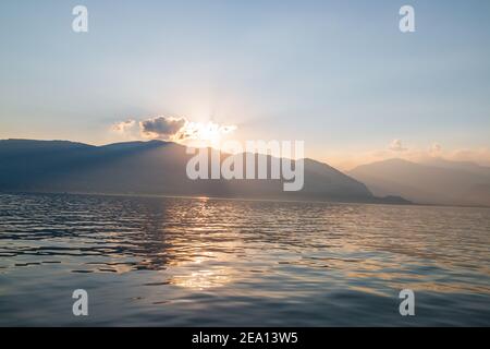 Herbstuntergang am Seeufer von Pallanza - Verbania, Lago Maggiore, Piemont, Italien Stockfoto