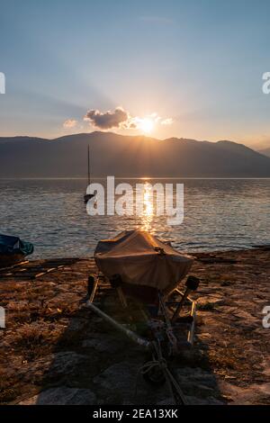 Herbstuntergang am Seeufer von Pallanza - Verbania, Lago Maggiore, Piemont, Italien Stockfoto