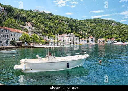 Malerische Küste entlang der Bucht von Kotor, Montenegro Stockfoto
