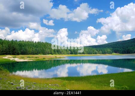 Wolkenlandschaft am Schwarzen See im Durmitor Nationalpark, Montenegro Stockfoto