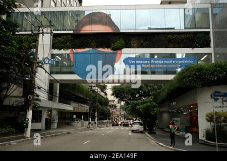 Street Art Bilder von Sanitärmasken während der Coronavirus-Krise ist in Sao Paulo, Brasilien am 25. Januar 2021 zu sehen. Foto von Aurore Marechal/ABACAPRESS.COM Stockfoto