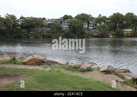 Blick vom Cunninghams Reach Park, Linley Point über den Lane Cove River zu den Häusern am Fluss im Vorort Hunters Hill, Sydney, NSW, Australien. Stockfoto