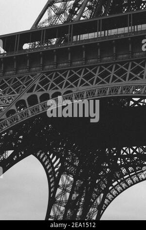 Eine vertikale Graustufenaufnahme des mittleren Teils des Eiffelturms Fragment Stockfoto