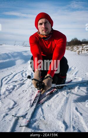 Portrait eines Skifahrers, Skifahren auf dem Land Stockfoto