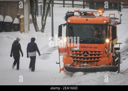 Haltern, NRW, Deutschland. Februar 2021, 07th. Ein Schneepflug räumt am Sonntagmorgen eine Straße frei. In Nordrhein-Westfalen und anderen Teilen Deutschlands gibt es nach Stürmen eine Unwetterwarnung, bis zu 30cm Schnee fielen über Nacht und am Sonntagmorgen. Das Unwetter wird sich fortsetzen. Kredit: Imageplotter/Alamy Live Nachrichten Stockfoto