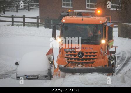 Haltern, NRW, Deutschland. Februar 2021, 07th. Ein Schneepflug räumt am Sonntagmorgen eine Straße frei. In Nordrhein-Westfalen und anderen Teilen Deutschlands gibt es nach Stürmen eine Unwetterwarnung, bis zu 30cm Schnee fielen über Nacht und am Sonntagmorgen. Das Unwetter wird sich fortsetzen. Kredit: Imageplotter/Alamy Live Nachrichten Stockfoto