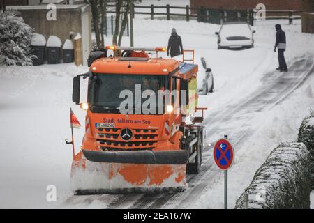 Haltern, NRW, Deutschland. Februar 2021, 07th. Ein Schneepflug räumt am Sonntagmorgen eine Straße frei. In Nordrhein-Westfalen und anderen Teilen Deutschlands gibt es nach Stürmen eine Unwetterwarnung, bis zu 30cm Schnee fielen über Nacht und am Sonntagmorgen. Das Unwetter wird sich fortsetzen. Kredit: Imageplotter/Alamy Live Nachrichten Stockfoto