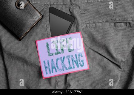 Handschrift Text Leben Hacking. Konzeptionelle Foto einfache und clevere Techniken bei der Erfüllung Aufgabe leicht Smartphone-Gerät in Hosen vorne pock Stockfoto