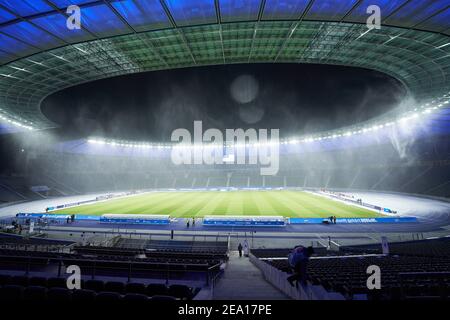 Berlin, Deutschland. Februar 2021, 05th. Olympiastadion Berlin im Schneetreiben im Spiel HERTHA BSC BERLIN - FC BAYERN MÜNCHEN 0-1 1.Deutsche Fußball Liga am 5. Februar 2021 in Berlin, Deutschland Saison 2020/2021, Spieltag 20, 1.Bundesliga, FCB, München, 20.Spieltag © Peter Schatz / Alamy Live News - die DFL-VORSCHRIFTEN VERBIETEN DIE VERWENDUNG VON FOTOGRAFIEN als BILDSEQUENZEN und/oder QUASI-VIDEO - Quelle: Peter Schatz/Alamy Live News Stockfoto