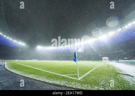 Berlin, Deutschland. Februar 2021, 05th. Olympiastadion Berlin im Schneetreiben im Spiel HERTHA BSC BERLIN - FC BAYERN MÜNCHEN 0-1 1.Deutsche Fußball Liga am 5. Februar 2021 in Berlin, Deutschland Saison 2020/2021, Spieltag 20, 1.Bundesliga, FCB, München, 20.Spieltag © Peter Schatz / Alamy Live News - die DFL-VORSCHRIFTEN VERBIETEN DIE VERWENDUNG VON FOTOGRAFIEN als BILDSEQUENZEN und/oder QUASI-VIDEO - Quelle: Peter Schatz/Alamy Live News Stockfoto