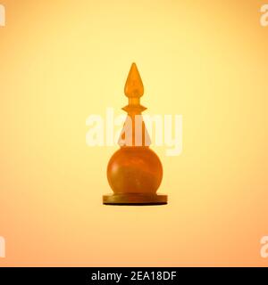 Bernstein Schachset, Schachfigur White Bishop auf Gold gradient Hintergrund. Stockfoto