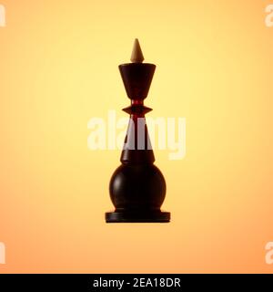 Bernsteinfarbenes Schachset, Schachfigur Black King auf goldfarbenem Hintergrund. Stockfoto