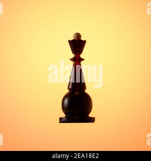 Bernstein Schachset, Schachfigur Black Queen auf Gold Gradienten Hintergrund. Stockfoto