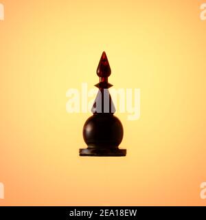 Bernstein Schachset, Schachfigur Black Bishop auf Gold gradient Hintergrund. Stockfoto