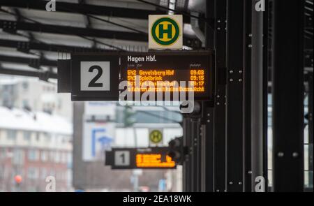 Hagen, Deutschland. Februar 2021, 07th. An der Bushaltestelle kann auf einer Anzeigetafel das Wort '.no Buses are running at the Moment' abgelesen werden. In der Nacht gab es in weiten Teilen Nordrhein-Westfalens heftigen Schneefall. Quelle: Jonas Güttler/dpa/Alamy Live News Stockfoto