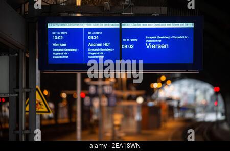 Hagen, Deutschland. Februar 2021, 07th. Auf einer Anzeigetafel am Hauptbahnhof ist die Aufschrift "Zug heute abgesagt - wegen Schnee und Eis" für die RE13 nach Viersen zu sehen. In der Nacht gab es in weiten Teilen Nordrhein-Westfalens heftigen Schneefall. Quelle: Jonas Güttler/dpa/Alamy Live News Stockfoto