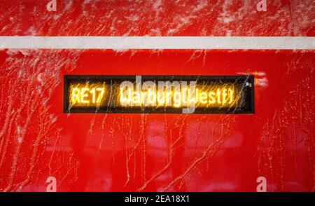 Hagen, Deutschland. Februar 2021, 07th. Am Hauptbahnhof hat sich mit dem Regionalzug RE17 nach Warburg (Westfalen) Eis gebildet. In der Nacht gab es in weiten Teilen Nordrhein-Westfalens heftigen Schneefall. Quelle: Jonas Güttler/dpa/Alamy Live News Stockfoto