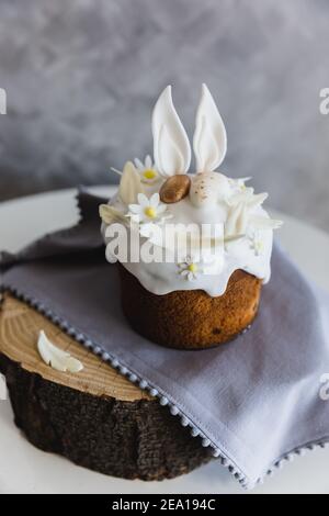 Osterkuchen mit Hasen-Ohren verziert - traditionelle Kulich, Paska Osterbrot. Traditioneller Osterfrühling Stockfoto
