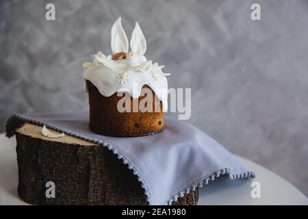 Osterkuchen mit Hasen-Ohren verziert - traditionelle Kulich, Paska Osterbrot. Traditioneller Osterfrühling Stockfoto