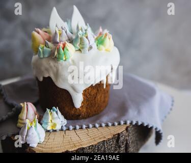 Osterkuchen mit Hasen-Ohren verziert - traditionelle Kulich, Paska Osterbrot. Traditioneller Osterfrühling Stockfoto