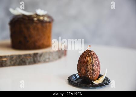 Handgemachte Schokolade mit goldenem osterei mit osterkuchen auf dem Hintergrund. Nahaufnahme, Kopie Spase Stockfoto