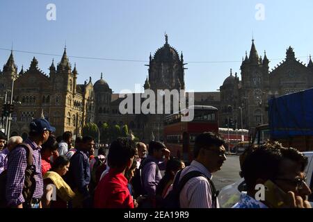 Mumbai, Indien - Januar, 2017: Menschenmenge, die Straße auf dem Hintergrund des Chhatrapati Shivaji Terminus Bahnhofs kreuzt (Victoria Terminus) Stockfoto