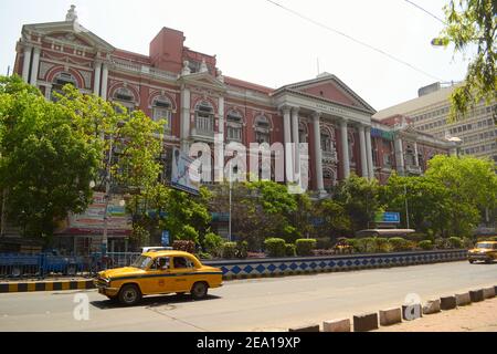 Kolkata, Indien - März 2014: Altes Kolonialgebäude in der Nähe von Maidan in Kalkutta. Traditionelle Retro gelb Taxi auf der Straße. Stockfoto