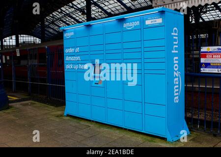 Amazon Sammelpunkt in Brighton Station, England Stockfoto