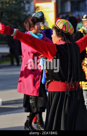 Zhangye, China-20. Oktober 2017: Am frühen Morgen-Gruppe von älteren Tänzern in Uiguren Kleidung gekleidet führen traditionelle Choreografien zum Klang der Stockfoto