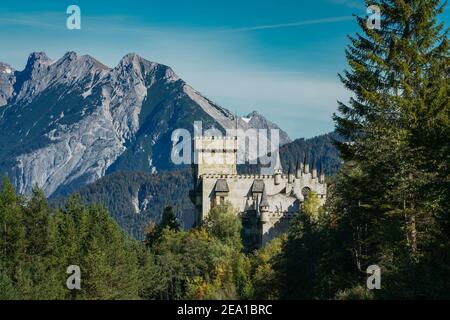 Seefeld, Österreich- 11. oktober 2019: An einem sonnigen Tag können Sie das Tiroler alpenpanorama mit dem magischen Schloss Seefeld in Österreich bewundern Stockfoto