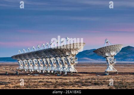 Antennen des Karl G. Jansky Very Large Array Radio Telescope (VLA), eines Radioastronomie-Observatoriums auf den Plains von San Agustin, New Mexico, USA Stockfoto