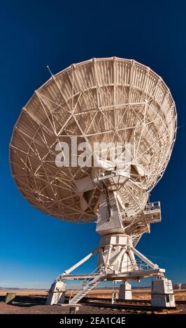 Antenne des Karl G. Jansky Very Large Array Radio Telescope (VLA), eines Radioastronomie-Observatoriums auf den Plains von San Agustin, New Mexico, USA Stockfoto