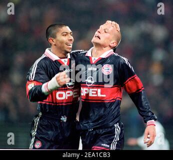 Oberhausen Deutschland 9,3.1999, Fußball: DFB-Pokalsaison 1998/99, Rot-Weiss Oberhausen (RWO) gegen FC Bayern München (FCB) 1:3 - Giovane ELBER (links), Carsten JANCKER (FCB) Stockfoto