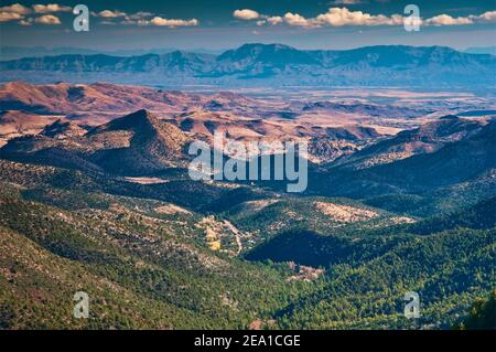 Blick nach Osten vom Geronimo Trail am Emory Pass in Mimbres Mountains, Stadt Kingston in der Ferne, Caballo Mountains in der Ferne, New Mexico, USA Stockfoto