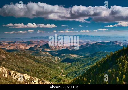 Blick nach Osten vom Geronimo Trail am Emory Pass in Mimbres Mountains, Stadt Kingston in der Ferne, Caballo Mountains in der Ferne, New Mexico, USA Stockfoto