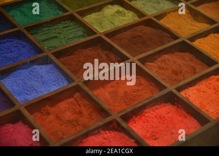 Künstlerische Farben Pulver in Holzkiste mit Fächern. Hintergrund mit farbenfroher Textur. Stockfoto