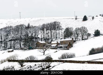 Eine verschneite, bedeckte Szene in der Nähe von Millhouse Green in South Yorkshire, mit starkem Schnee, der Südostengland und East Anglia stören wird, da bitterkalte Winde einen Großteil der Nation erreichen. Bilddatum: Sonntag, 7. Februar 2021. Stockfoto