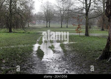 London, Großbritannien. 7th. Februar 2021. Regen und Schnee auf Wandsworth Common. Kredit: JOHNNY ARMSTEAD/Alamy Live Nachrichten Stockfoto