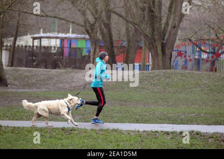 London, Großbritannien. 7th. Februar 2021. Regen und Schnee auf Wandsworth Common. Kredit: JOHNNY ARMSTEAD/Alamy Live Nachrichten Stockfoto