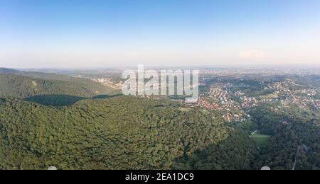 Luftbild Drohne Ansicht von Zagreb Oberstadt in der Nähe von Medvednica Berg Stockfoto