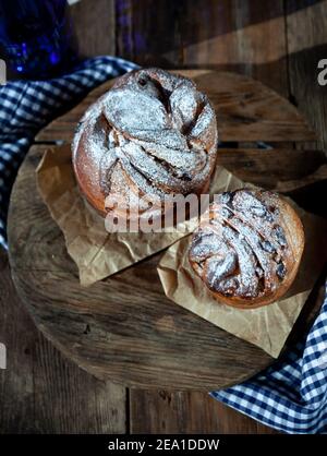 Osterkuchen Kraffin. Kraffine mit Rosinen, kandierten Früchten und Mohn, mit Puderzucker bestreut. Nahaufnahme von hausgemachtem Kuchen. Cruffin. Stockfoto