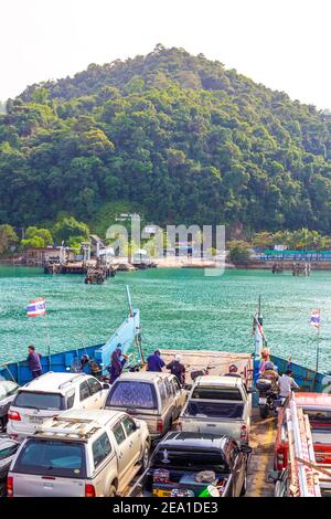 Trat, Thailand - 01/11/2020: Fähre nähert sich dem Pier auf der Insel Koh Chang Stockfoto