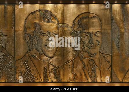 Präsidenten Kennedy und Johnson in Fotographie-Magnesium-Wandbild von Naomi Savage, Great Hall, Lyndon Johnson Library and Museum in Austin, Texas, USA Stockfoto