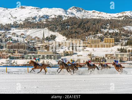 White Turf Pferderennen vor St. Moritz Dorf, Schweiz Stockfoto