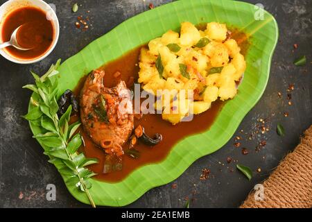 Tapioka von oben mit scharfem Kerala Fisch Curry indisches Essen. pearl Spot Fisch Curry rote Chili, Curryblatt. Asiatische Küche. Köstliche würzige Bengali Stockfoto