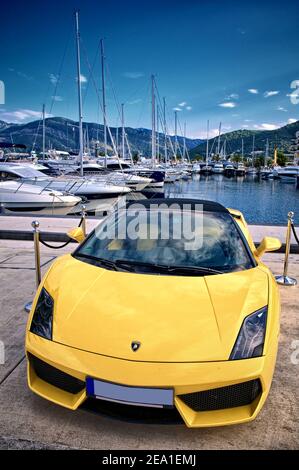 PORTO MONTENEGRO, TIVAT, MONTENEGRO - YULY 18: Yellow Lamborghini Gallardo Parkplatz in reservierten Bereich Superyacht Marina von Porto Montenegro. Aufgenommen 201 Stockfoto